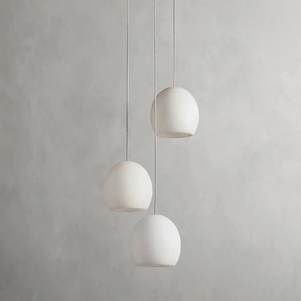 Auris 3-light marble chandelier close-up